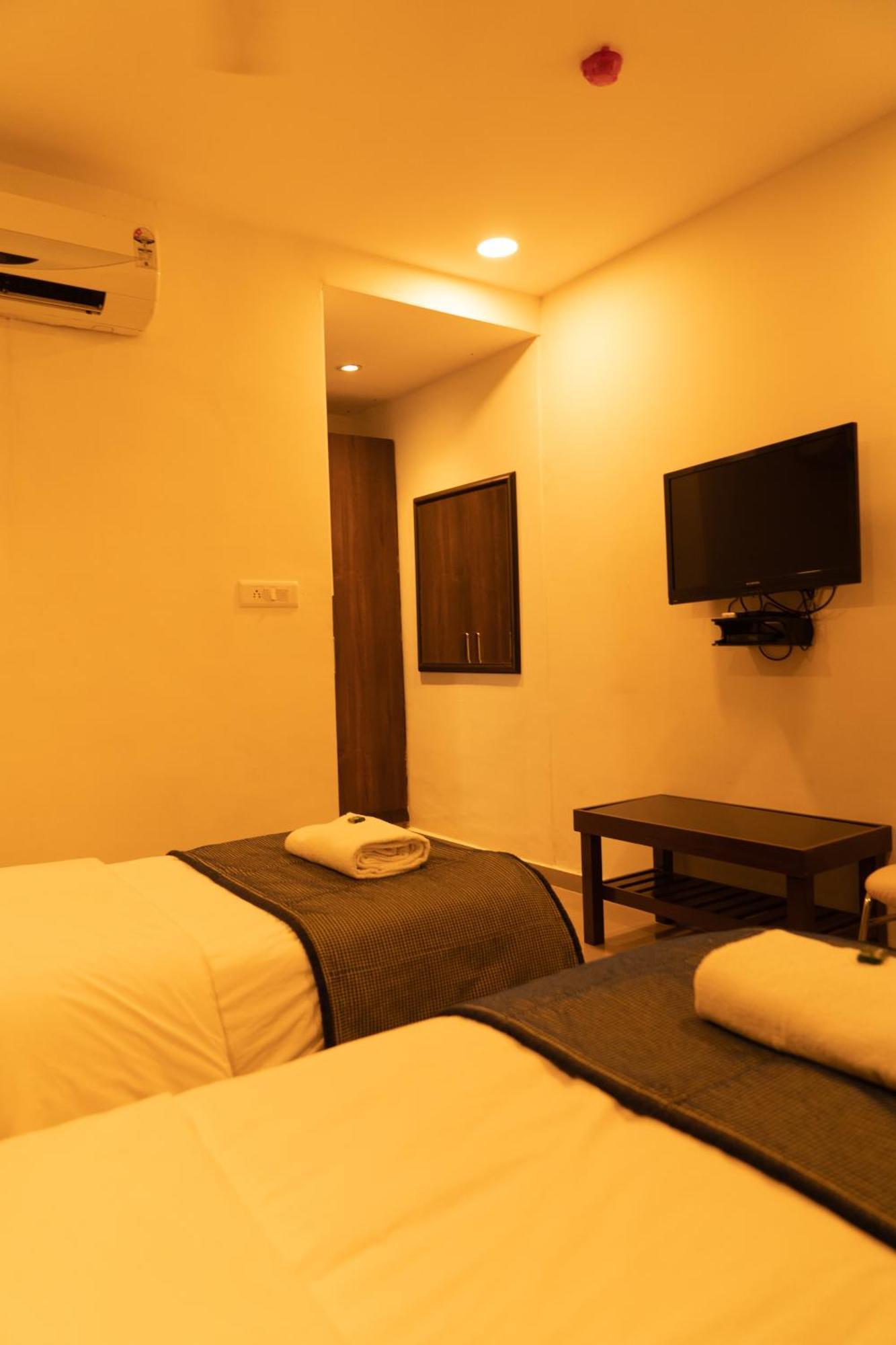 The Flamboyant Natraj Hotel Bharuch Bagian luar foto