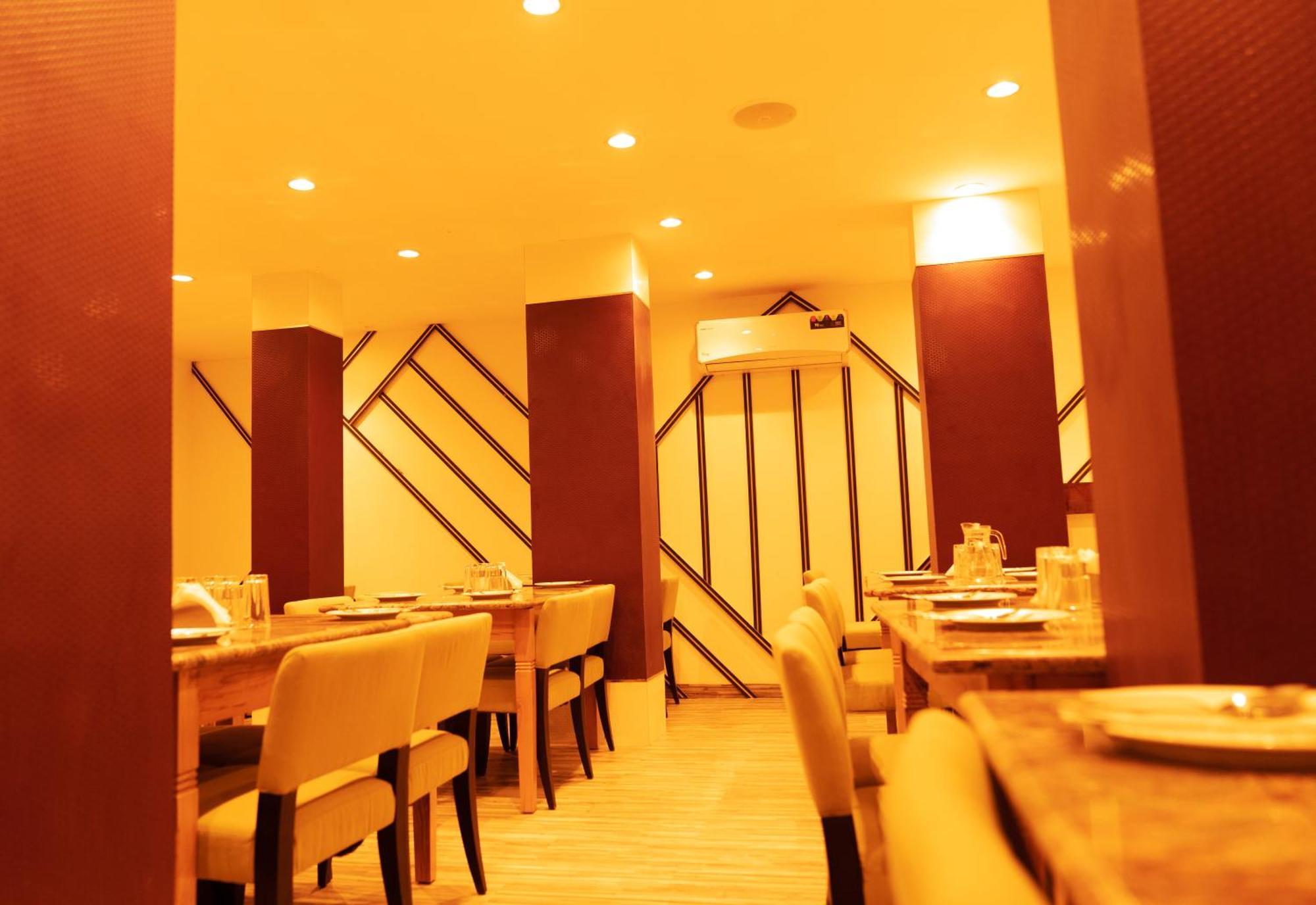 The Flamboyant Natraj Hotel Bharuch Bagian luar foto