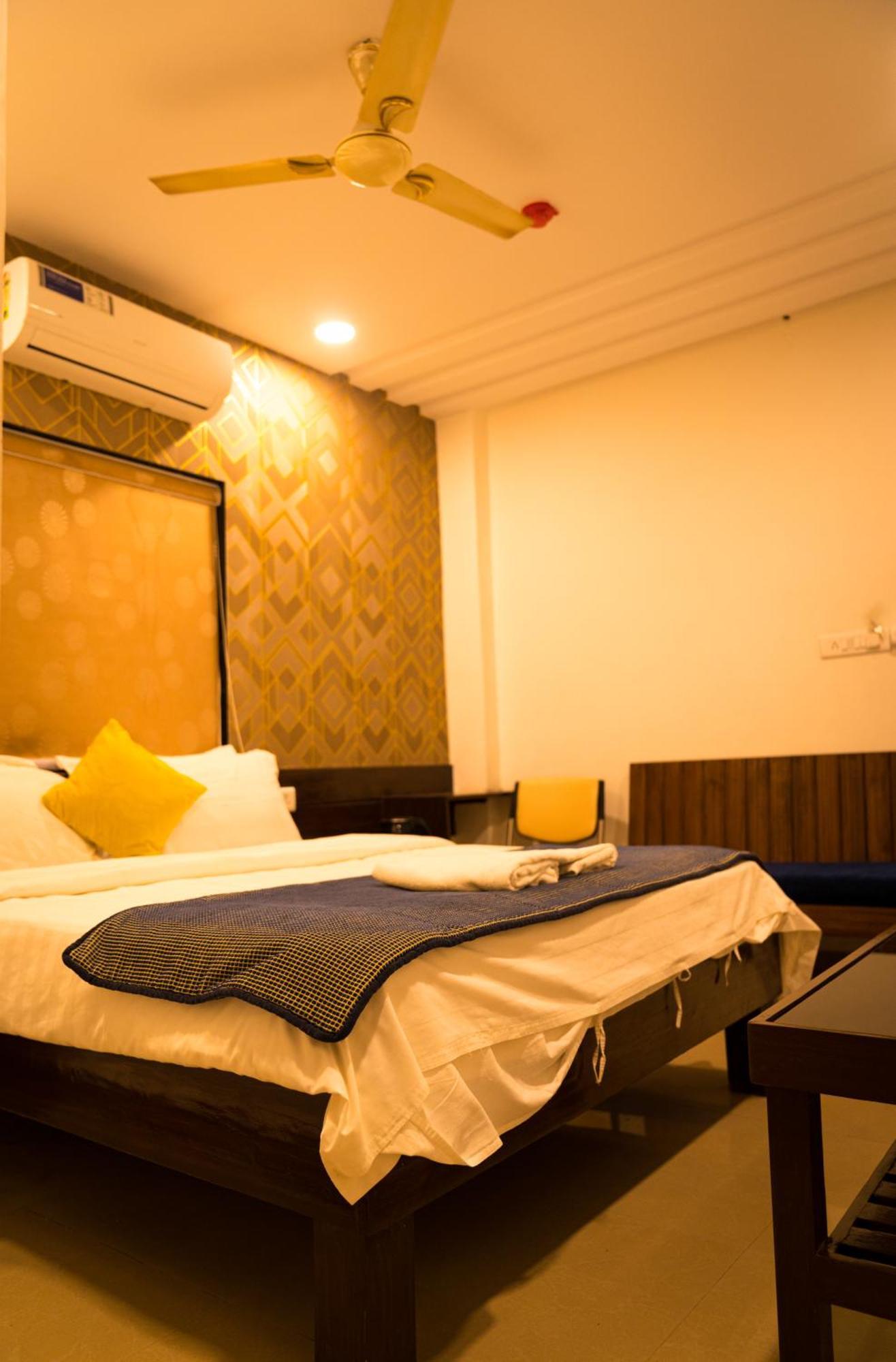 The Flamboyant Natraj Hotel Bharuch Bagian luar foto