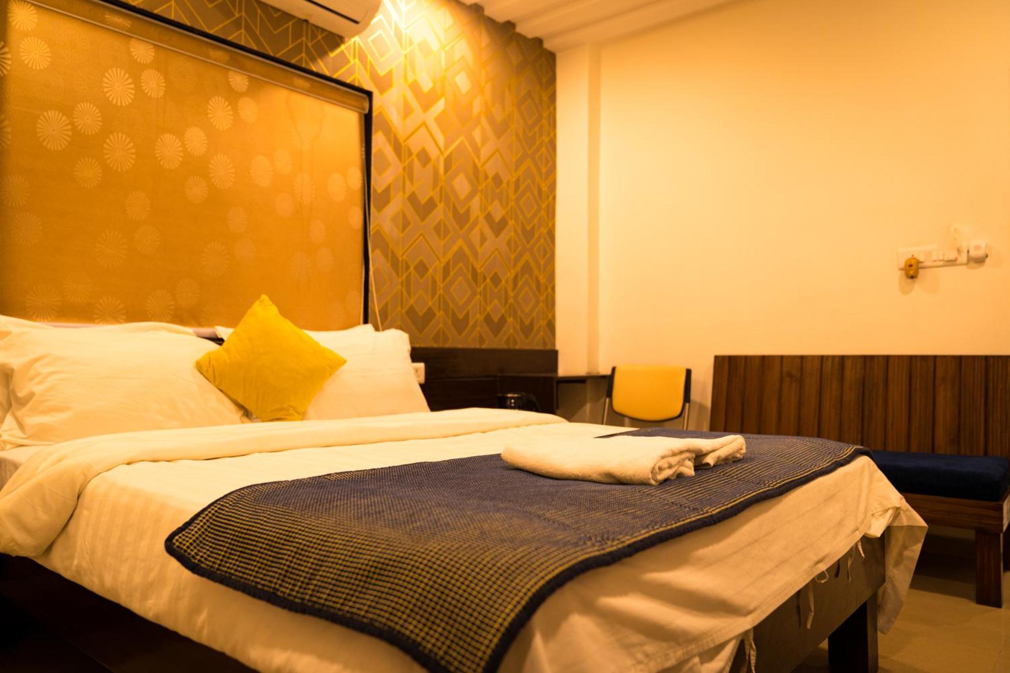 The Flamboyant Natraj Hotel Bharuch Bagian luar foto