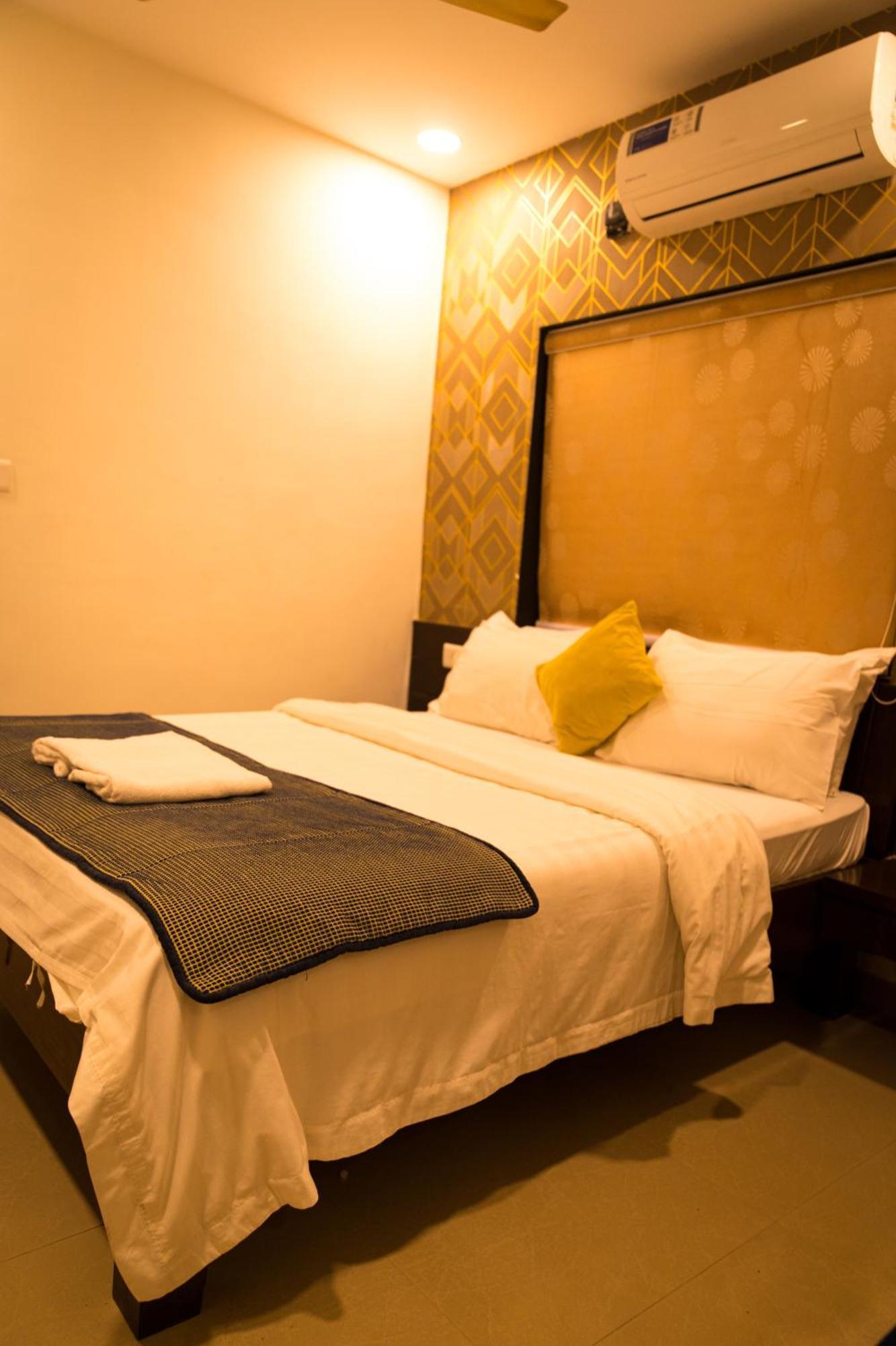 The Flamboyant Natraj Hotel Bharuch Bagian luar foto